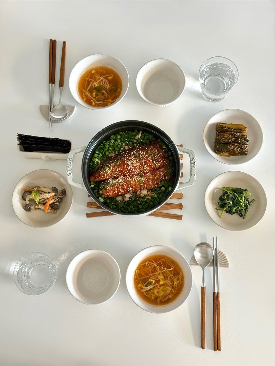 _laon.table_ 게시물 이미지: 「오늘의 집밥, 마흔한 번째 기록」

⠀⠀⠀⠀⠀⠀⠀⠀⠀⠀
• 고등어 버섯 솥밥
•...