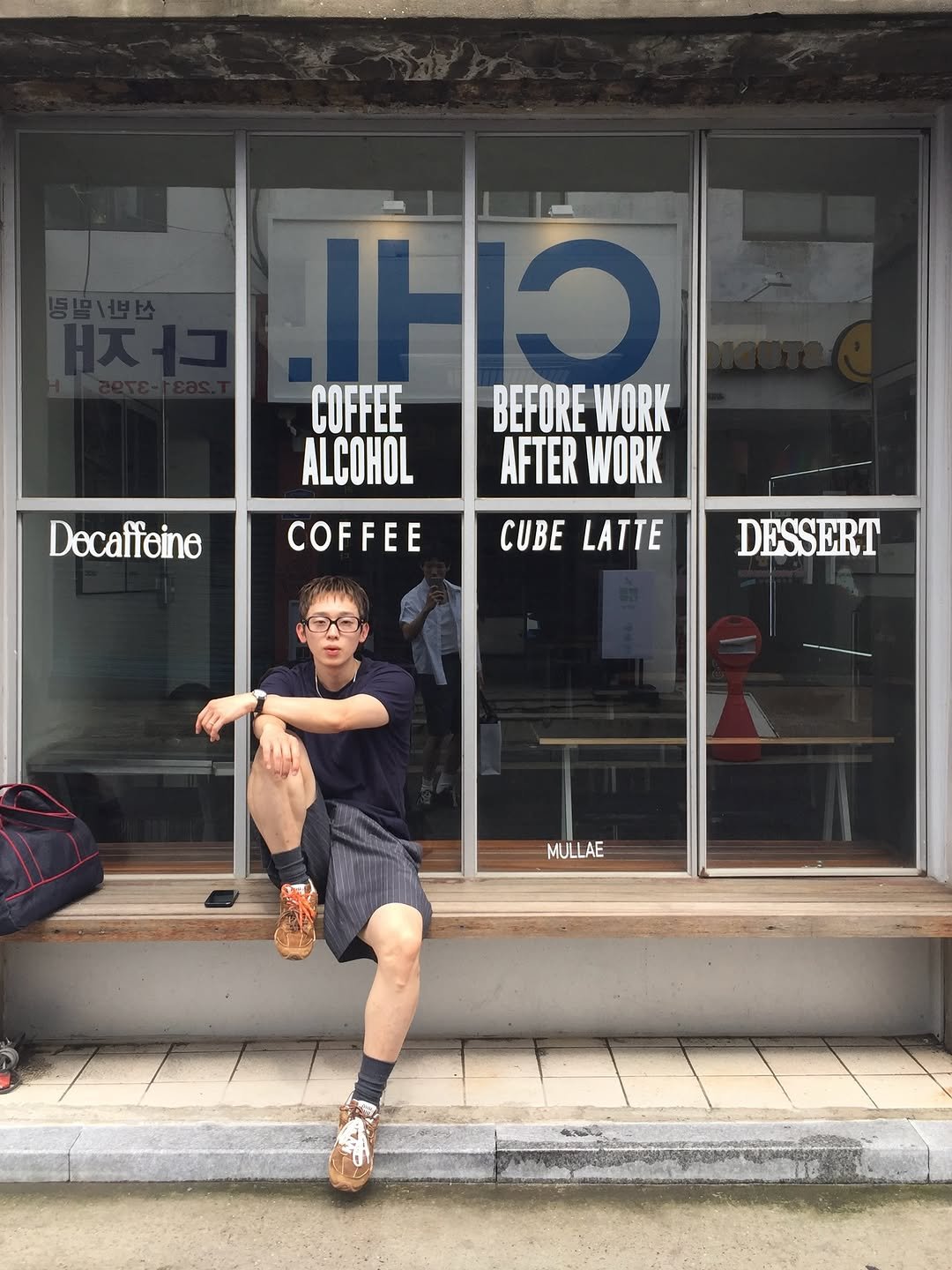 Photo by 본캐 : 이준혁 | 부캐 : 리제임스 on July 20, 2025. May be an image of 2 people, sportswear, poster, cornflower and text that says 'COFFEE ALCOHOL BEFORE WORK AFTER WORK Decaffeine COFFEE CUBE LATTE DESSERT MULLAE'.