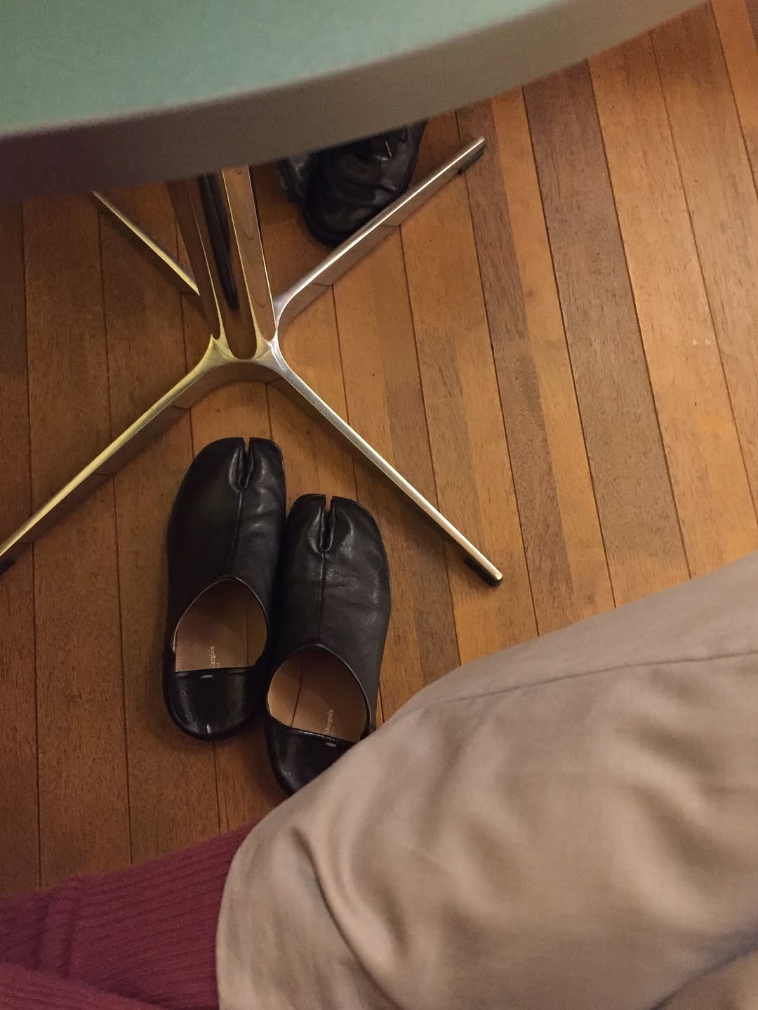 Photo by 본캐 : 이준혁 | 부캐 : 리제임스 on July 28, 2025. May be an image of wingtip shoes, slingback shoes, toecap shoes and text.