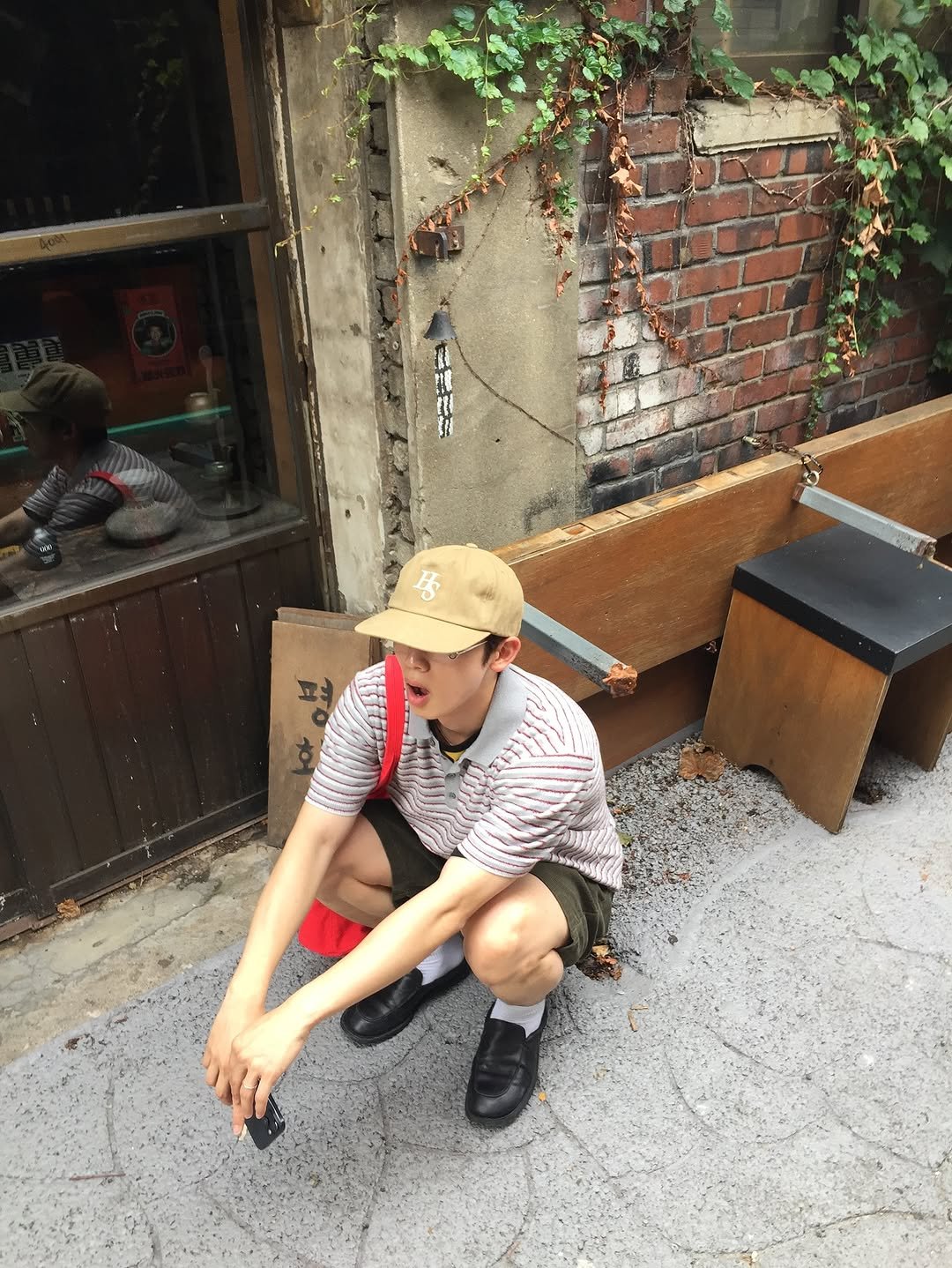 Photo shared by 본캐 : 이준혁 | 부캐 : 리제임스 on August 04, 2025 tagging @hello.sunrise.official, @intempomood, and @kinchi_official. May be an image of 2 people, cigarette, shorts, brick wall and text.
