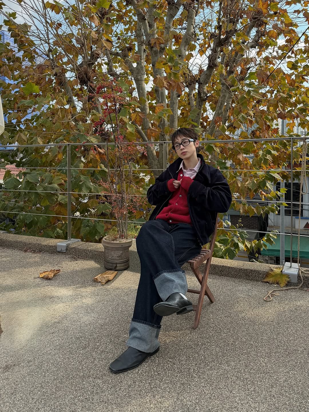 Photo by 이준혁 on November 22, 2025. May be an image of overcoat, wingtip shoes, cigarette, tree, park and text.