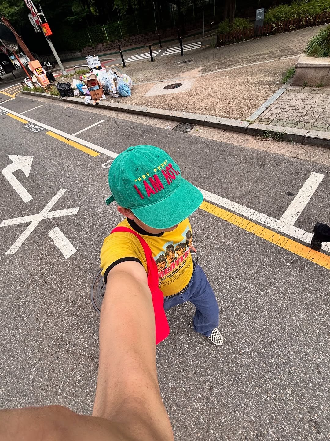 Photo shared by 본캐 : 이준혁 | 부캐 : 리제임스 on August 06, 2025 tagging @mainbooth, @mynameispeter.shop, and @passer_office. May be an image of 2 people, child, hat, skateboard, lego, road, street, curb and text that says 'AMЮOT. 101 AM 头'.
