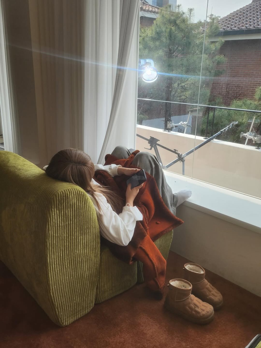 Photo by 이주은 on March 12, 2026. May be an image of bath robe, binoculars, telescope, window and text.