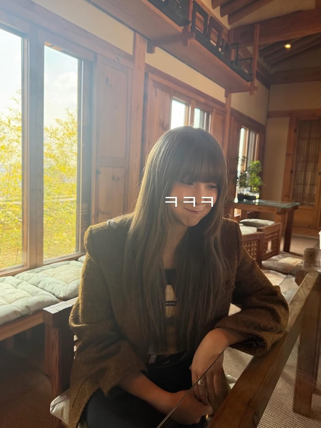 Photo by 이주은 on March 04, 2026. May be an image of one or more people, hair, duffle coat, parka and text.