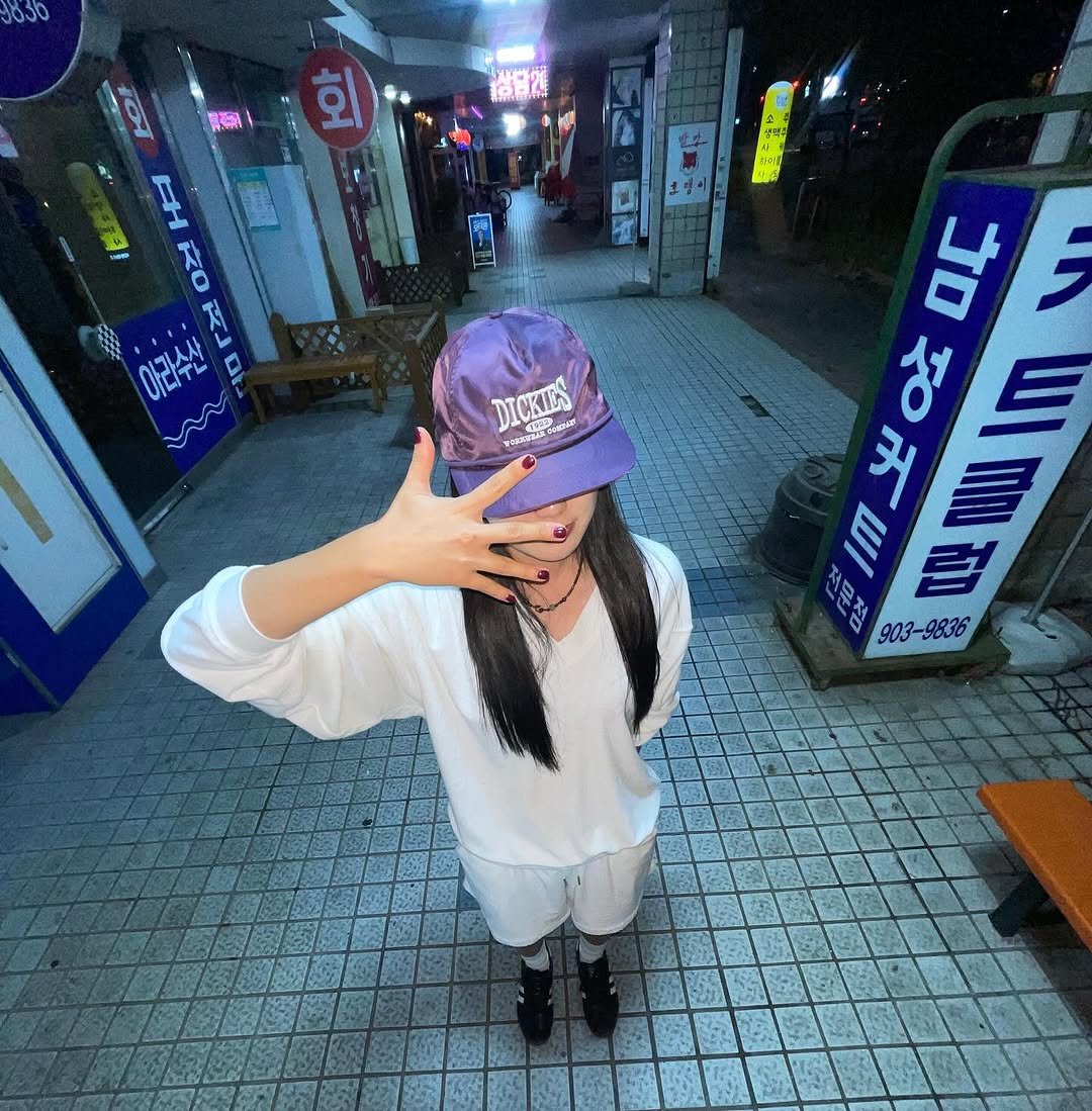 Photo shared by 이주은 on September 26, 2025 tagging @neib.official. May be an image of ‎1 person, hat, top, parka, street and ‎text that says '‎030 회 総留2 FH KO K වවිවියත 아디주니 サん D く DICKIES M325 남 و ح E 처 II 10 M 전문전 903-9836 903-9‎'‎‎.