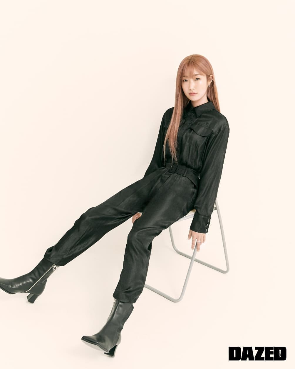 Photo shared by 이주은 on November 01, 2021 tagging @dazedkorea, and @enoughproject_official.