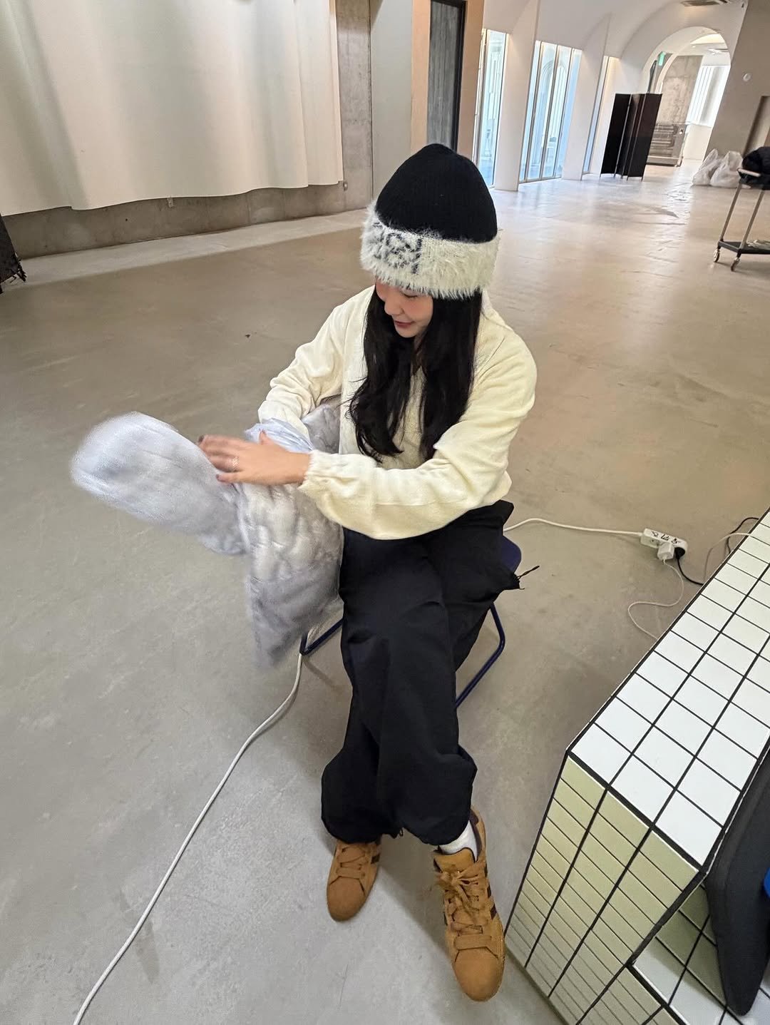 Photo by 이주은 on November 04, 2025. May be an image of phone, goosedown coat, dustpan, fur, sculpture, telephone, parka and text.
