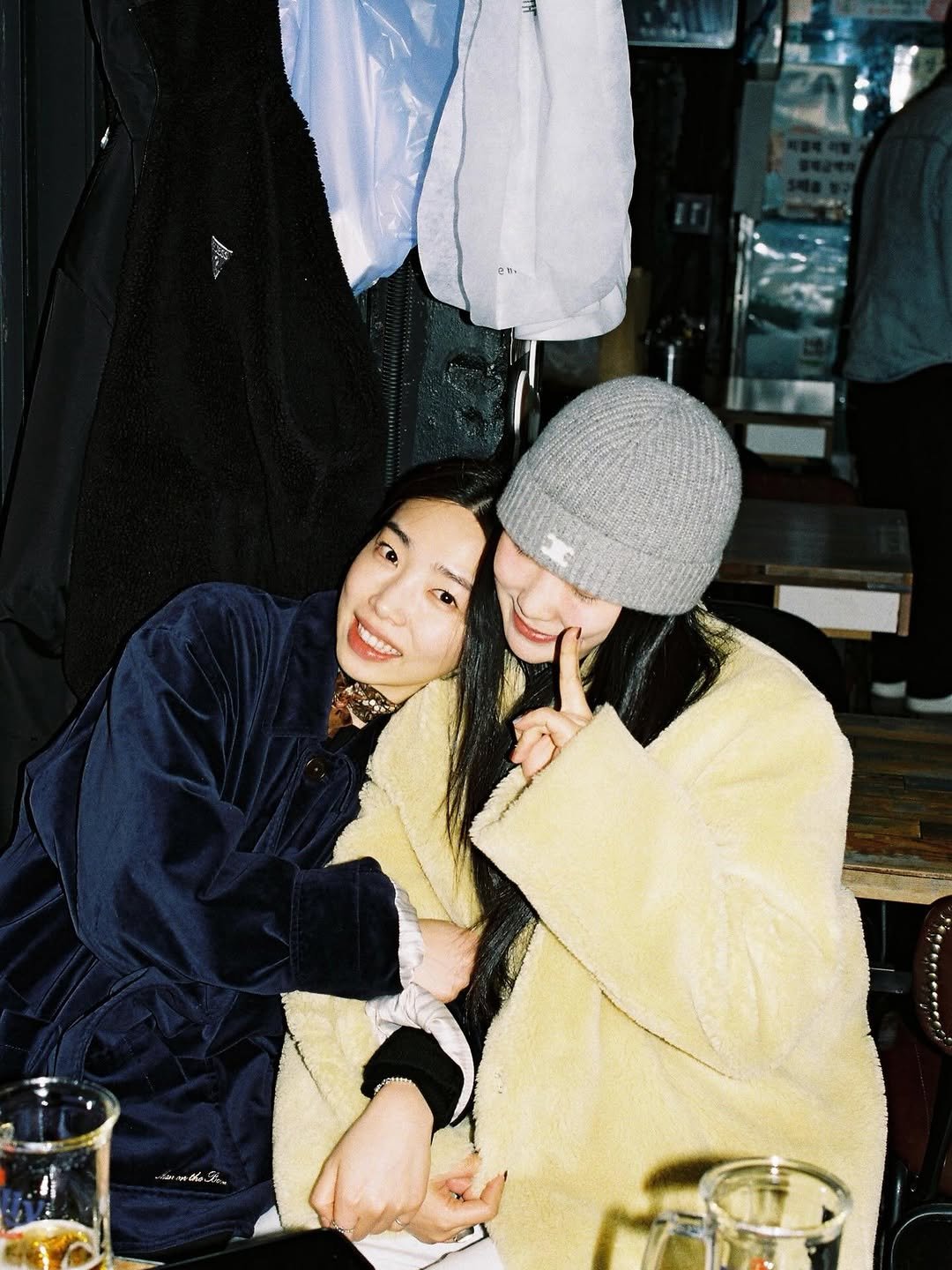 Photo shared by 이주은 on March 21, 2026 tagging @baechu.me, and @jeongnoel. May be an image of one or more people, duffle coat, beer, overcoat, goosedown coat, fur coat, robe, bath robe, parka, turtleneck, beret and text.