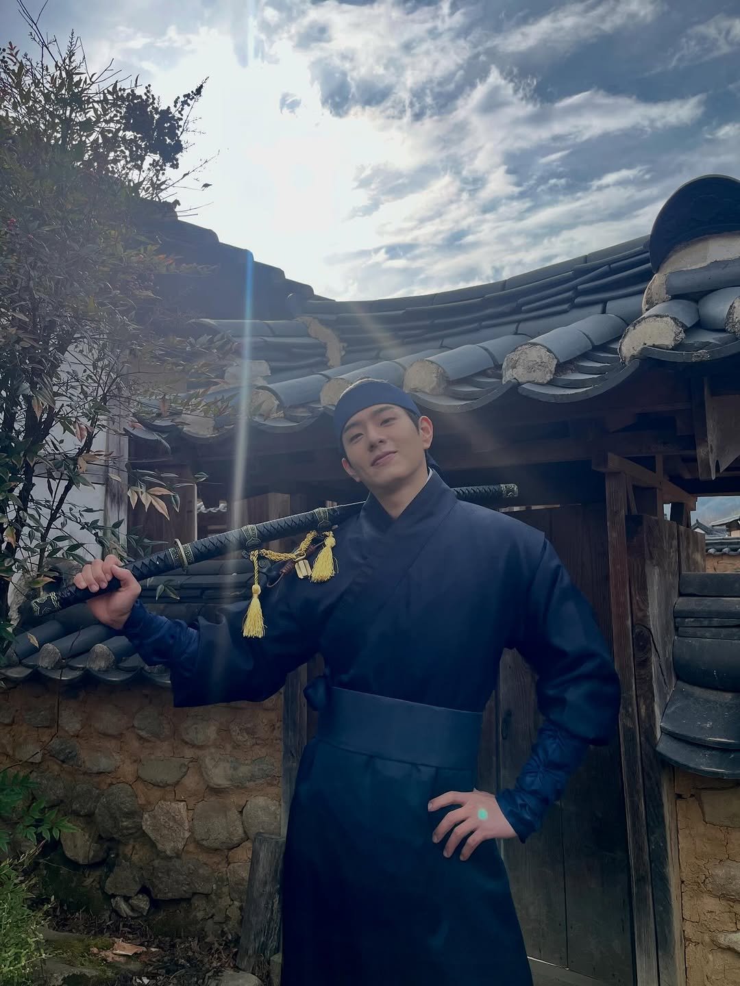 Photo by 이승룡 LEESEUNGRYONG on January 12, 2026. May be an image of sword, costume, military uniform and Gyeongbokgung Palace.