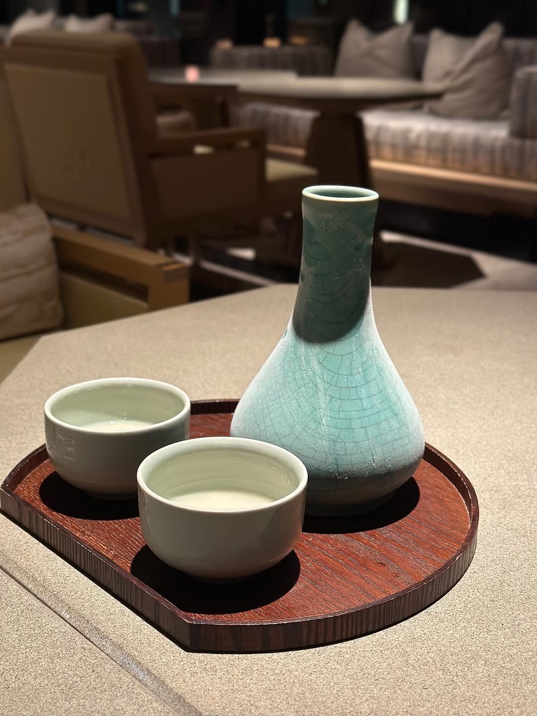 Photo by 리니블 on November 05, 2025. May be an image of drink, pottery, tableware, carafe, chinaware and text.