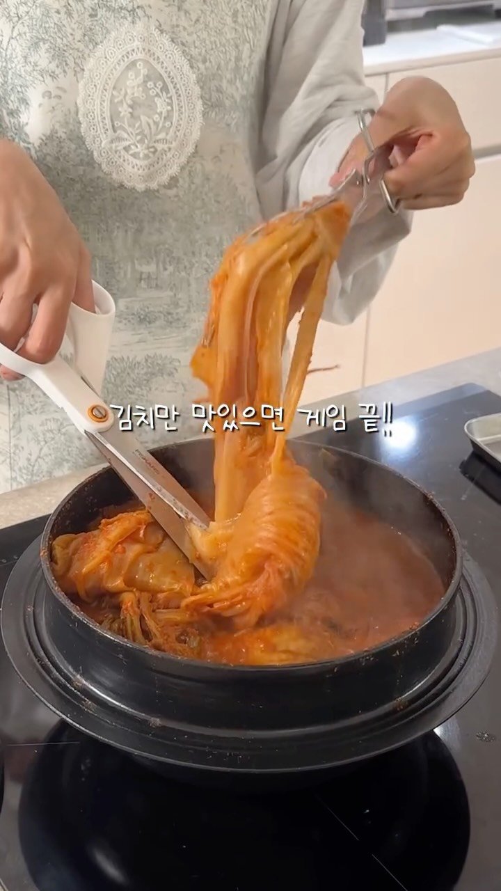 _liniworld_ 게시물 이미지: 주말에 다들 뭐해드셨어요?~
고기만 바꿔서 김치찜 돌려막기했어요ㅋㅋ

사태를 한...