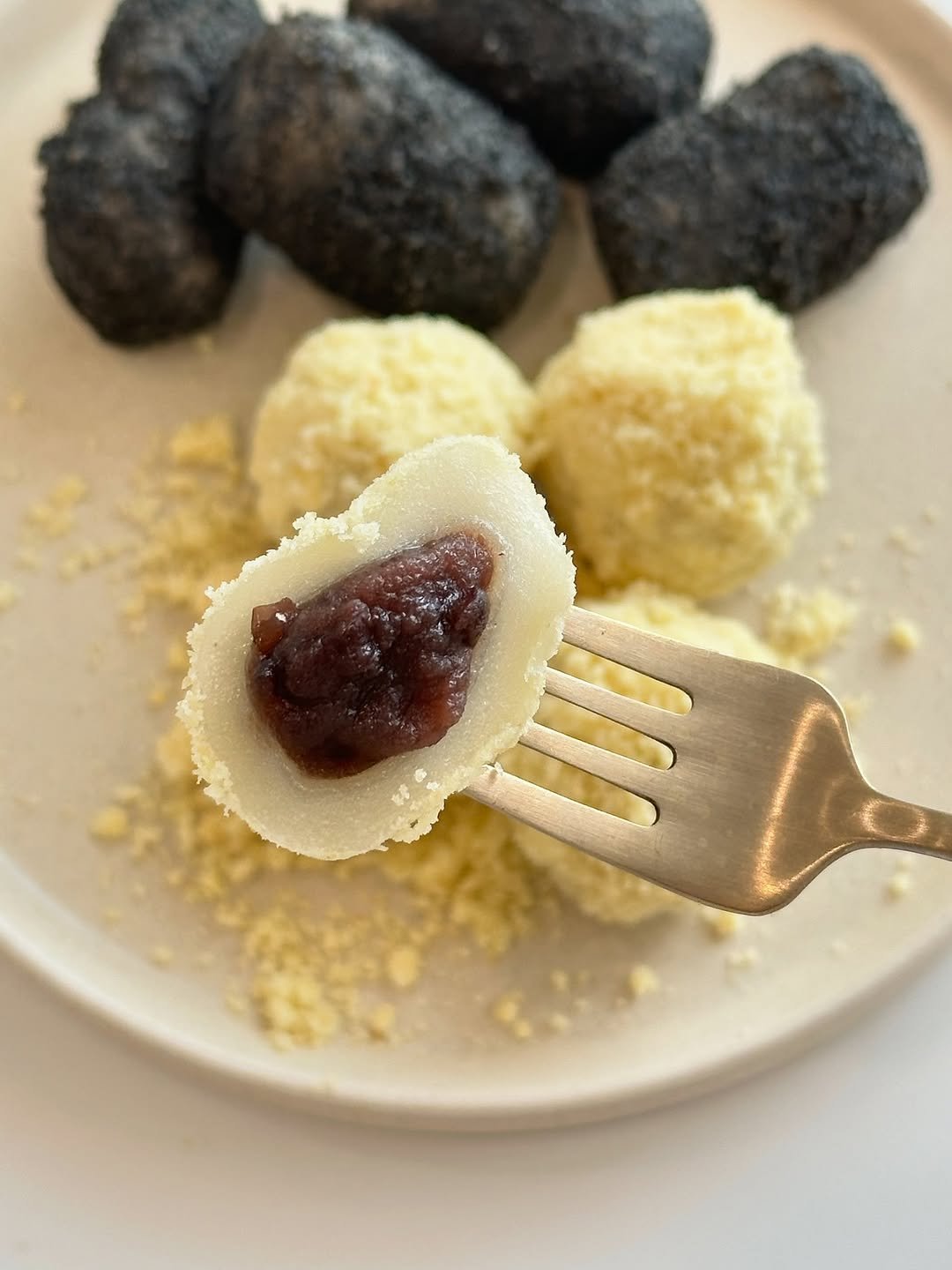 Photo by 리니블 on September 23, 2025. May be an image of egg yolk, coconut macaroon, truffle and text.