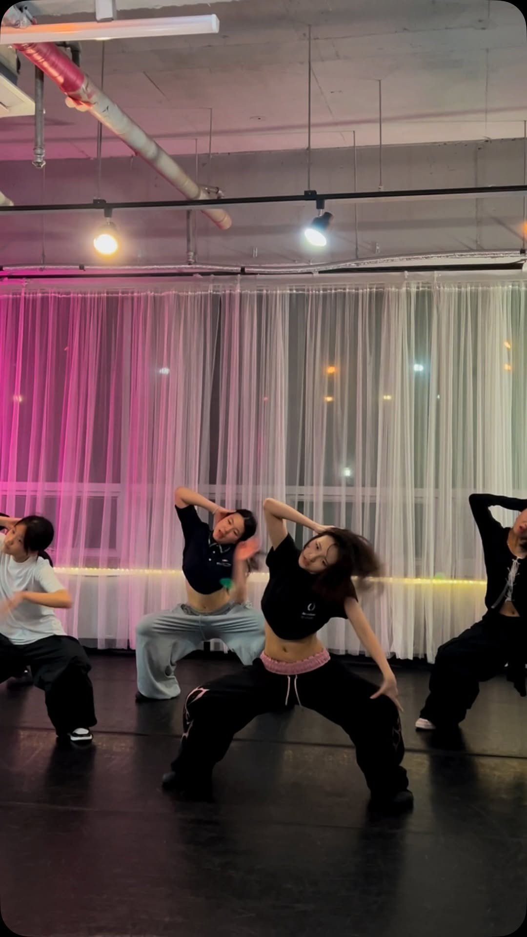 _mell0ow._ 게시물 이미지: 나랑 파자마파티 할래?
•
•
#choreographyby @main__is_me...