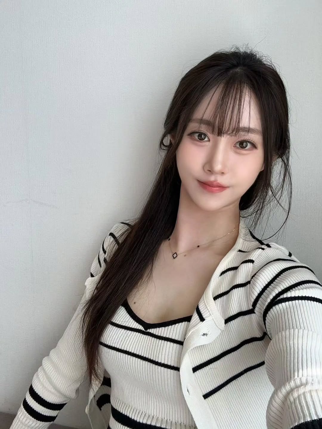 _mmmvely 게시물 이미지: ㅎㅎ저 잘 살아있어요~
뉴스도 하고 라이브도 하고 
스튜디오도 운영하고~
잊지말아줘어♡