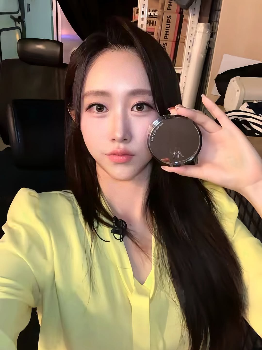 Photo by 모지안 on August 11, 2025. May be an image of 1 person, makeup and text that says 'HI PHILIPS'.