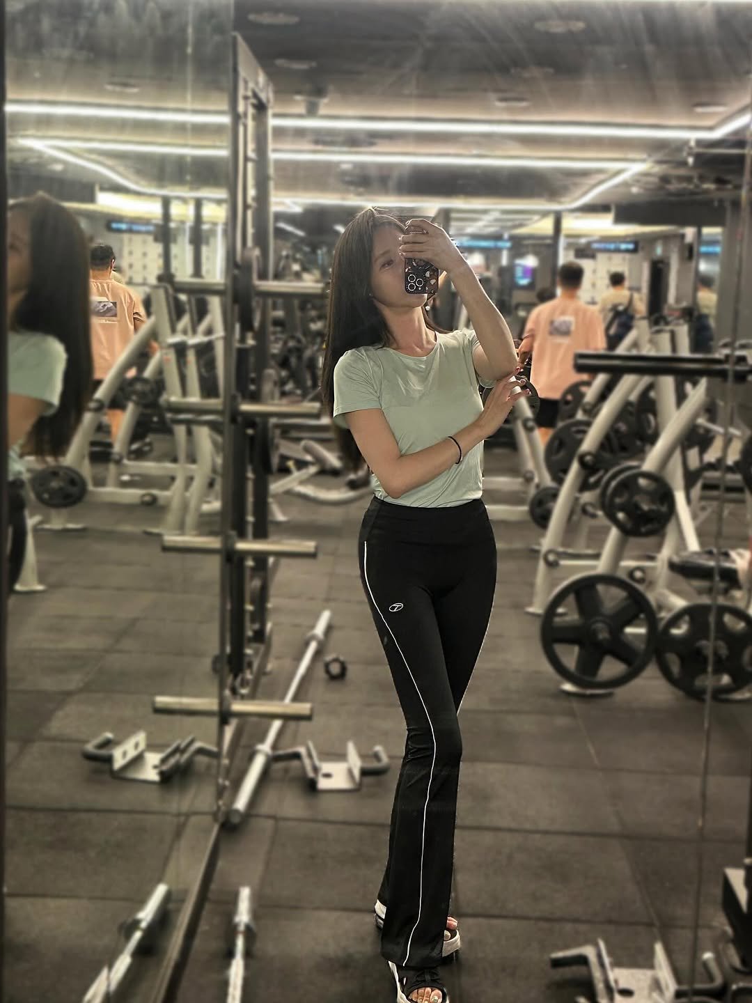 Photo shared by 모지안 on July 24, 2025 tagging @forthefit_kr. May be a selfie of 5 people, biceps, activewear, sweatpants, treadmill, mirror and text.