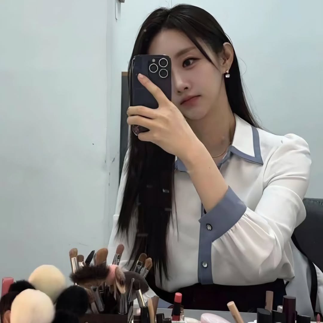 Photo by 모지안 on January 08, 2026. May be an image of one or more people, hair and text.