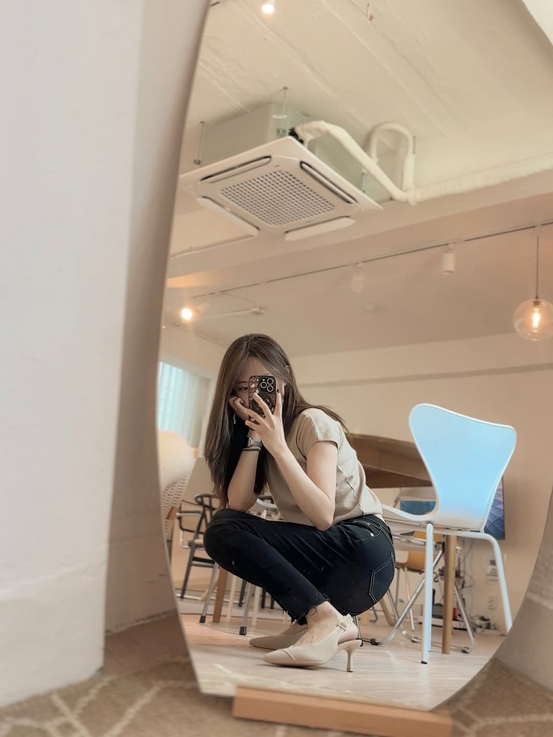 Photo by 모지안 on July 04, 2025. May be an image of 1 person, phone, mirror, cornflower and text.