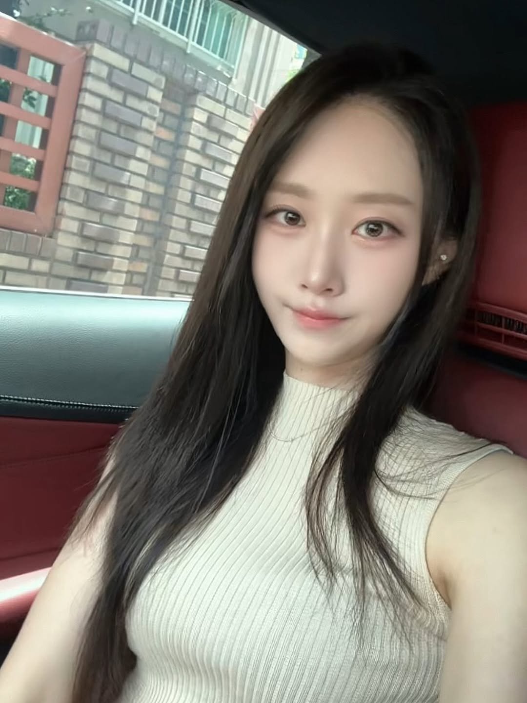 Photo by 모지안 on July 26, 2025. May be an image of 1 person, hair and text.
