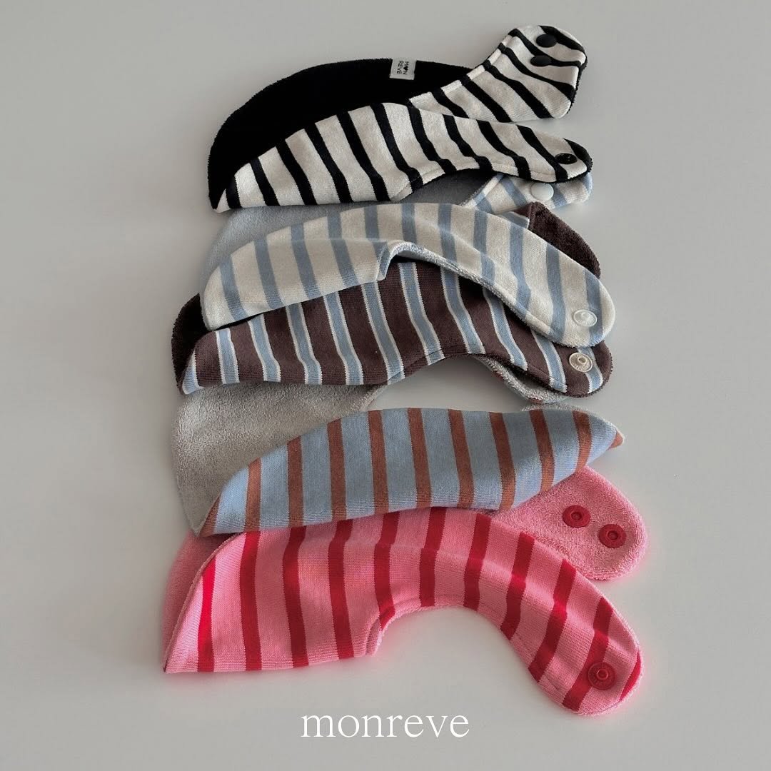 Photo by 𝐦𝐨𝐧𝐫𝐞𝐯𝐞 몽레브 on November 04, 2025. May be an image of sleepwear, sock, blanket, face mask and text that says 'ስጊ monreve'.