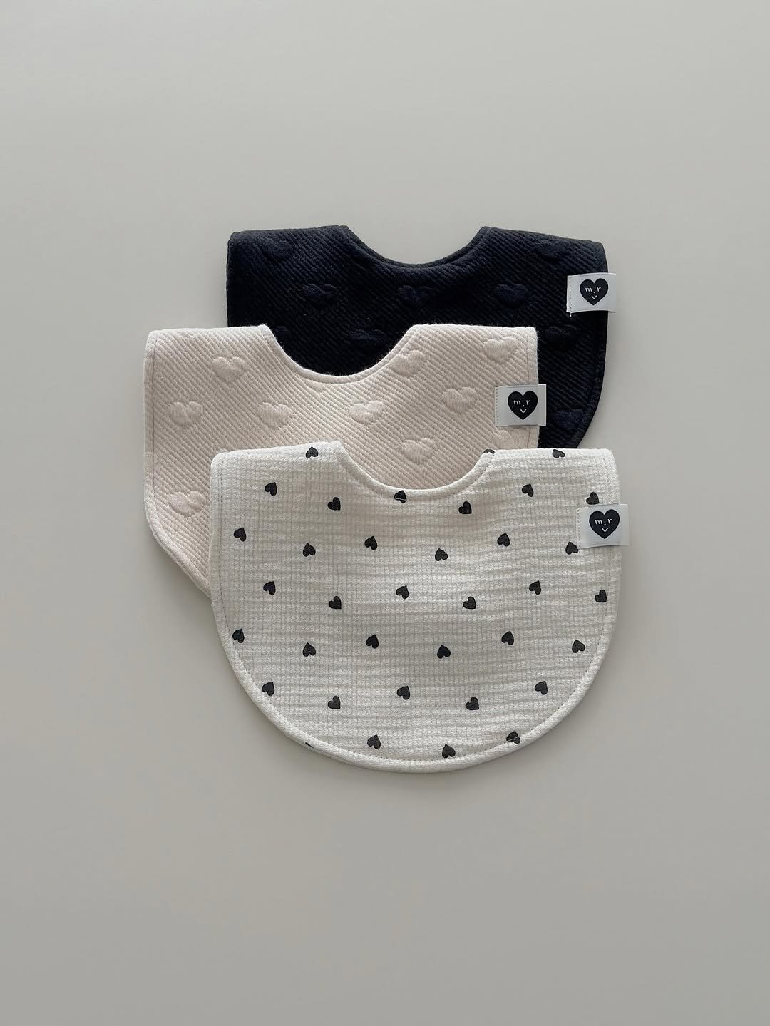 Photo by 𝐦𝐨𝐧𝐫𝐞𝐯𝐞 몽레브 on August 26, 2025. May be an image of knit, face mask, potholder and text.