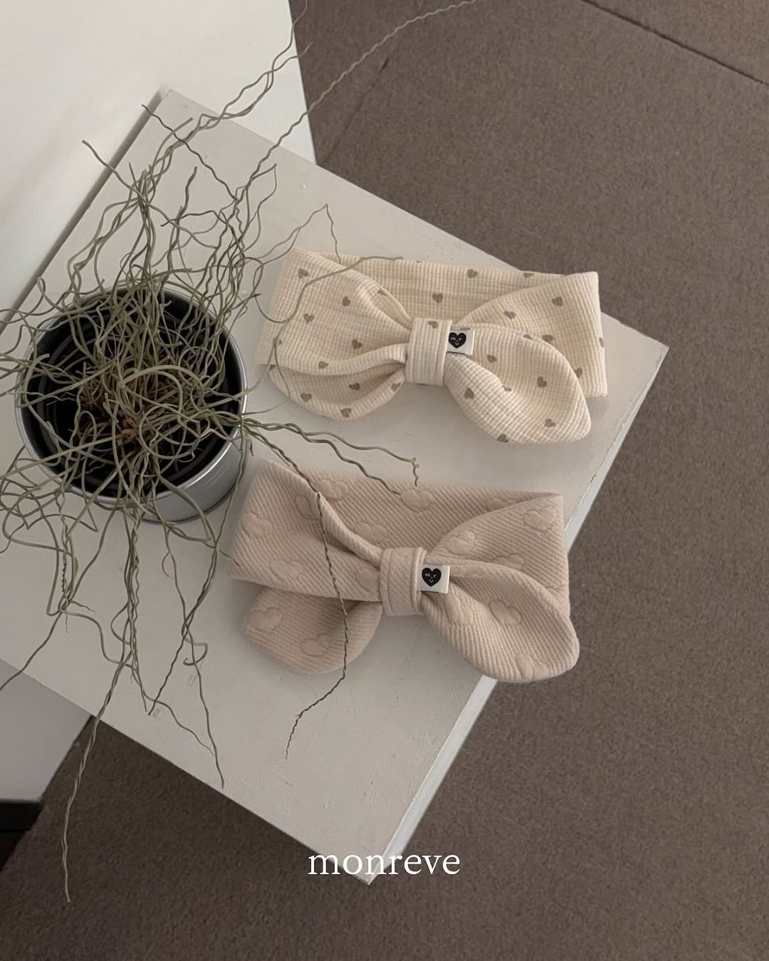 Photo by 𝐦𝐨𝐧𝐫𝐞𝐯𝐞 몽레브 on December 21, 2025. May be an image of headband, bow, turban, bowtie and text that says 'monreve'.