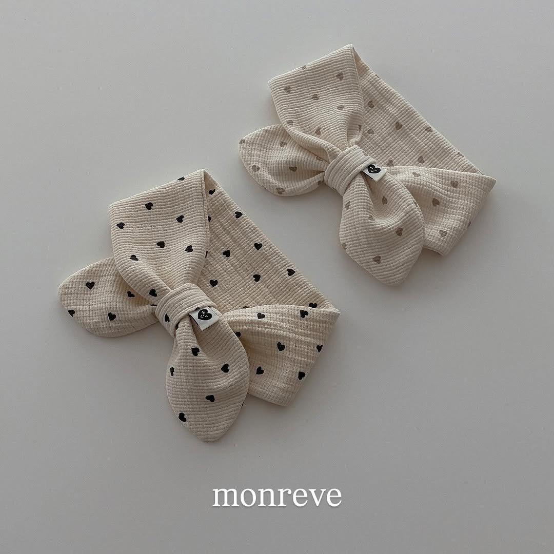 Photo shared by 𝐦𝐨𝐧𝐫𝐞𝐯𝐞 몽레브 on November 29, 2025 tagging @_monreve_official. May be an image of bow, barrette, headband, knit and text that says 'monreve'.