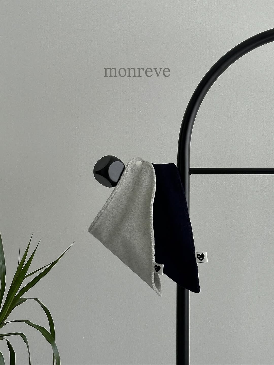 Photo by 𝐦𝐨𝐧𝐫𝐞𝐯𝐞 몽레브 on November 11, 2025. May be an image of towel rack, towel, coat rack, clothes hanger, rack, wash basin and text that says 'monreve'.