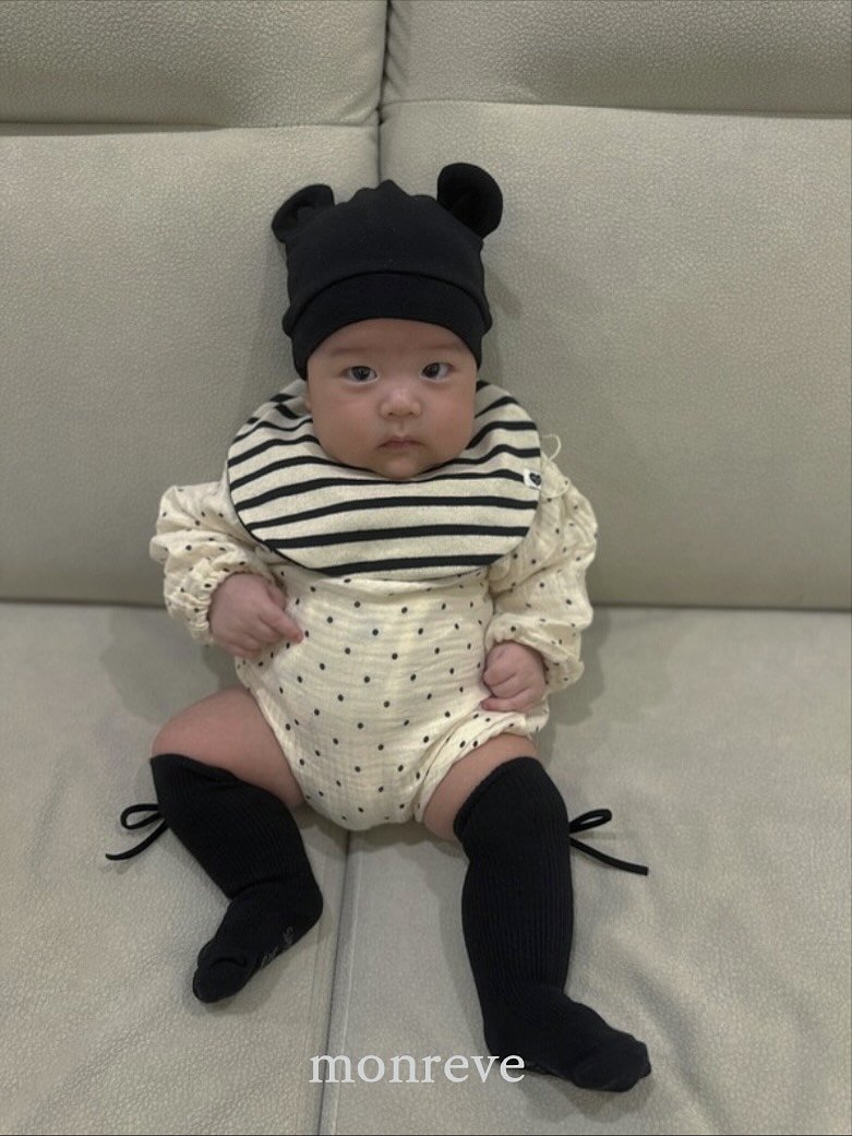 Photo by 𝐦𝐨𝐧𝐫𝐞𝐯𝐞 몽레브 on November 07, 2025. May be an image of baby, turban, baby shoes, diaper and text.