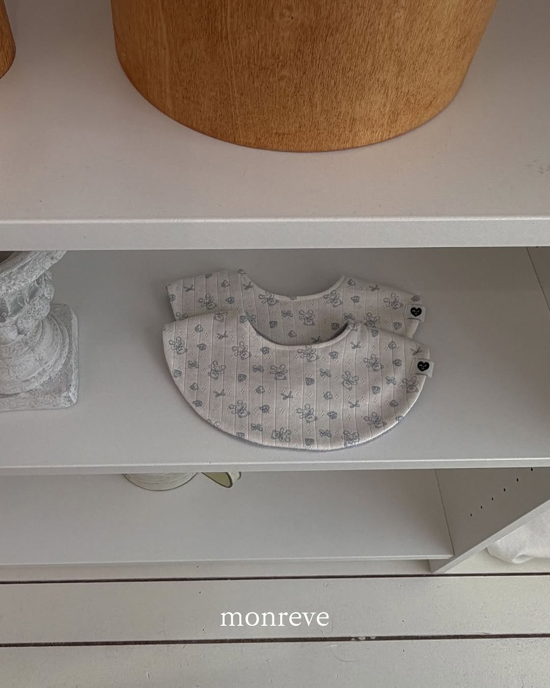 Photo by 𝐦𝐨𝐧𝐫𝐞𝐯𝐞 몽레브 on December 28, 2025. May be an image of clothes hanger and text that says 'monreve'.