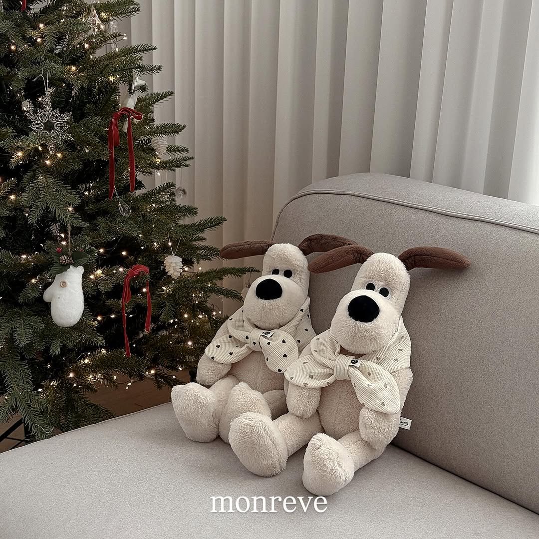 Photo by 𝐦𝐨𝐧𝐫𝐞𝐯𝐞 몽레브 on November 26, 2025. May be an image of christmas tree, toy, baby bed, beanbag chair, snowman and text that says 'monreve'.
