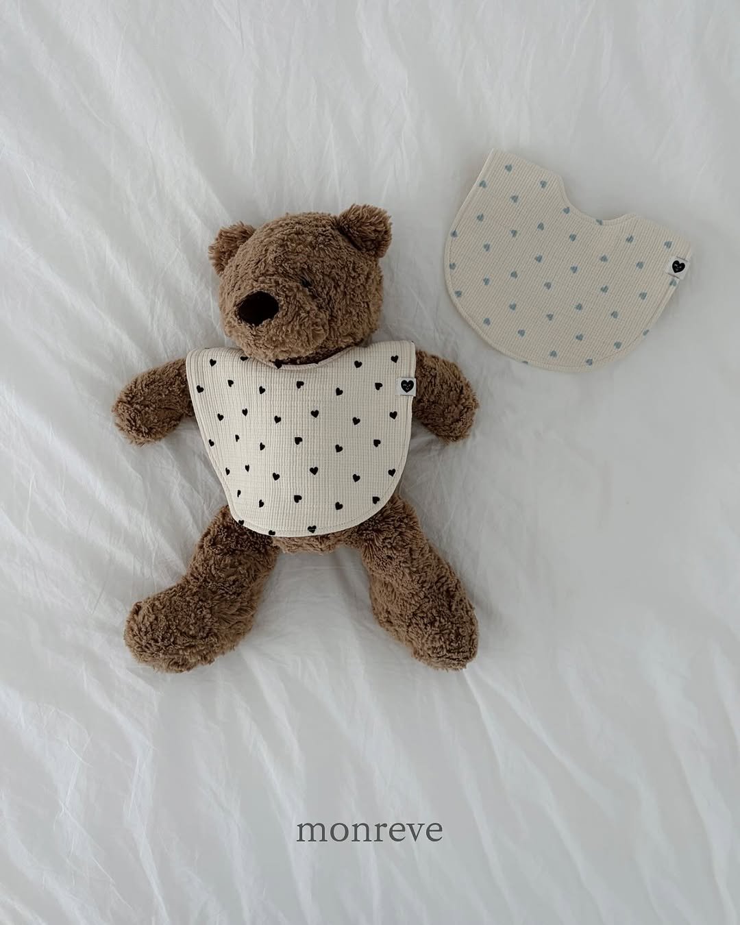 Photo by 𝐦𝐨𝐧𝐫𝐞𝐯𝐞 몽레브 on March 15, 2026. May be an image of bear, lace, toy, blanket, stitching, crochet and text that says 'monreve'.