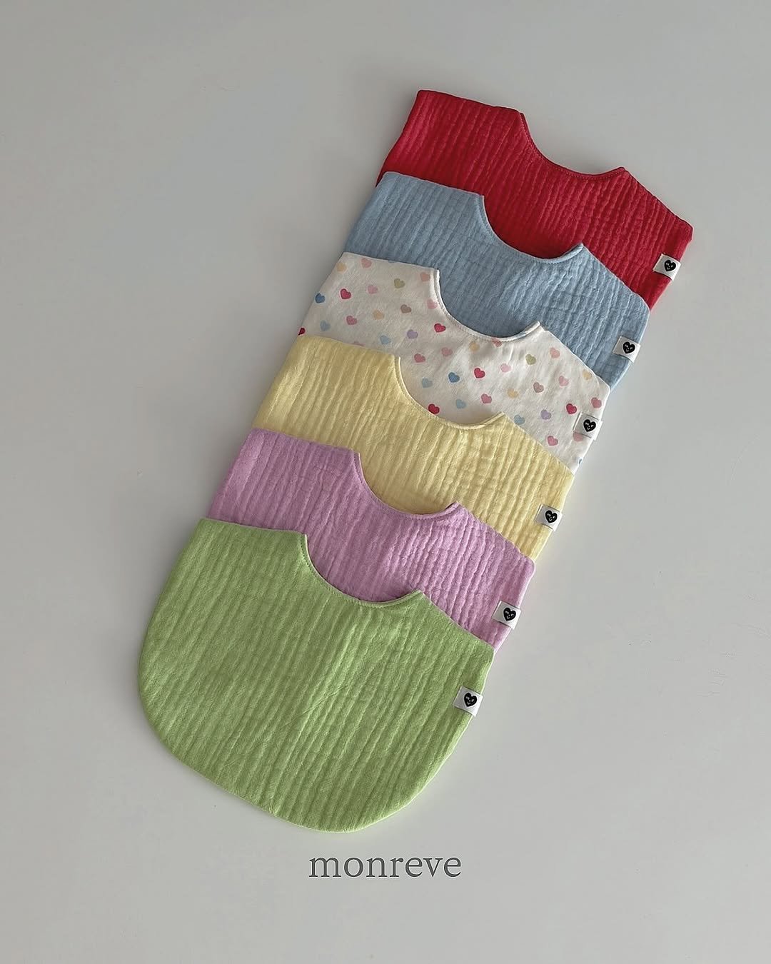 Photo by 𝐦𝐨𝐧𝐫𝐞𝐯𝐞 몽레브 on April 01, 2026. May be an image of Christmas stocking, lace, knit, potholder, sock, crochet and text that says 'monreve'.