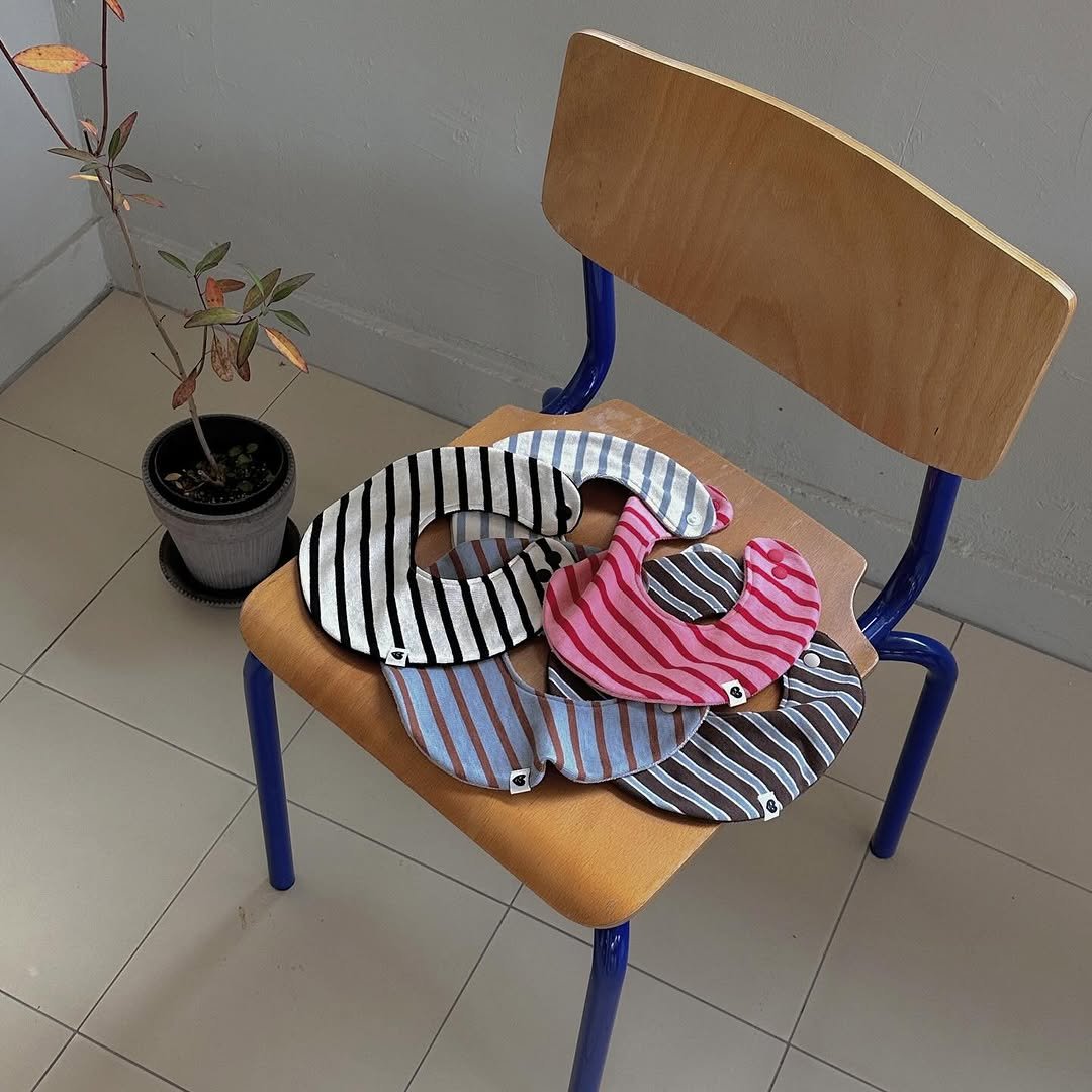 Photo by 𝐦𝐨𝐧𝐫𝐞𝐯𝐞 몽레브 on November 09, 2025. May be an image of hat, placemat, potholder, beret and text.