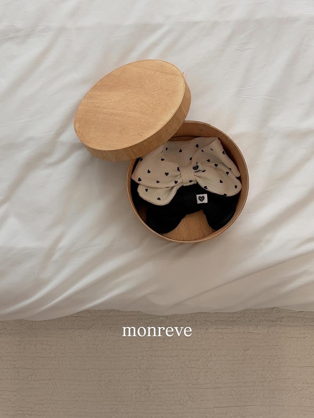 Photo by 𝐦𝐨𝐧𝐫𝐞𝐯𝐞 몽레브 on December 23, 2025. May be an image of placemat, bra and text that says 'monreve'.