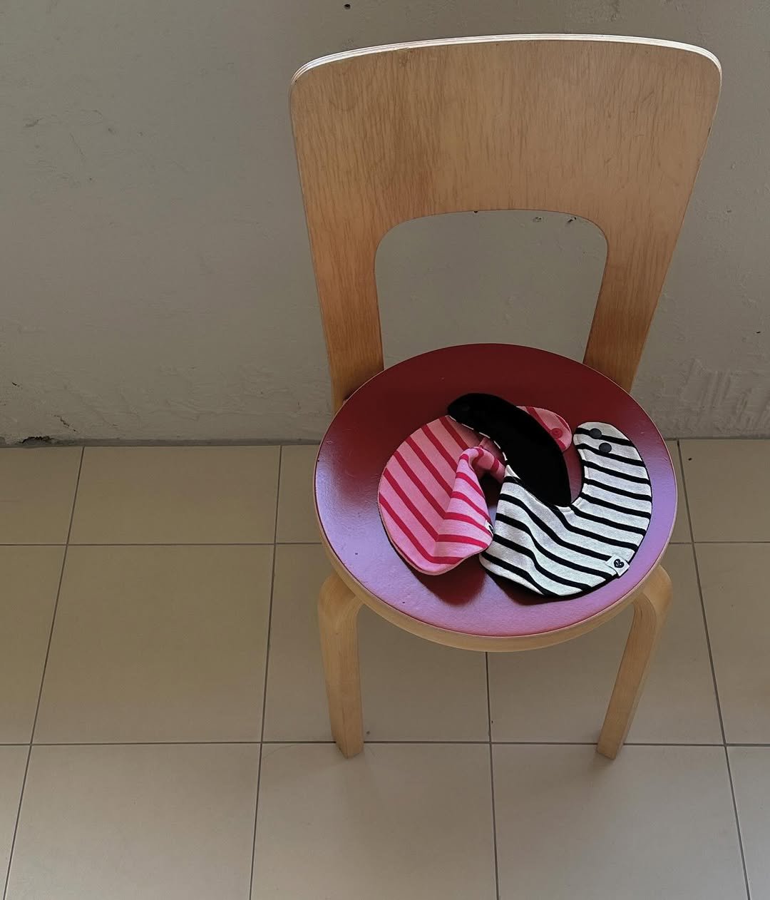 Photo by 𝐦𝐨𝐧𝐫𝐞𝐯𝐞 몽레브 on November 09, 2025. May be an image of footstool, chair, rocking chair, armchair, deck chair and text.