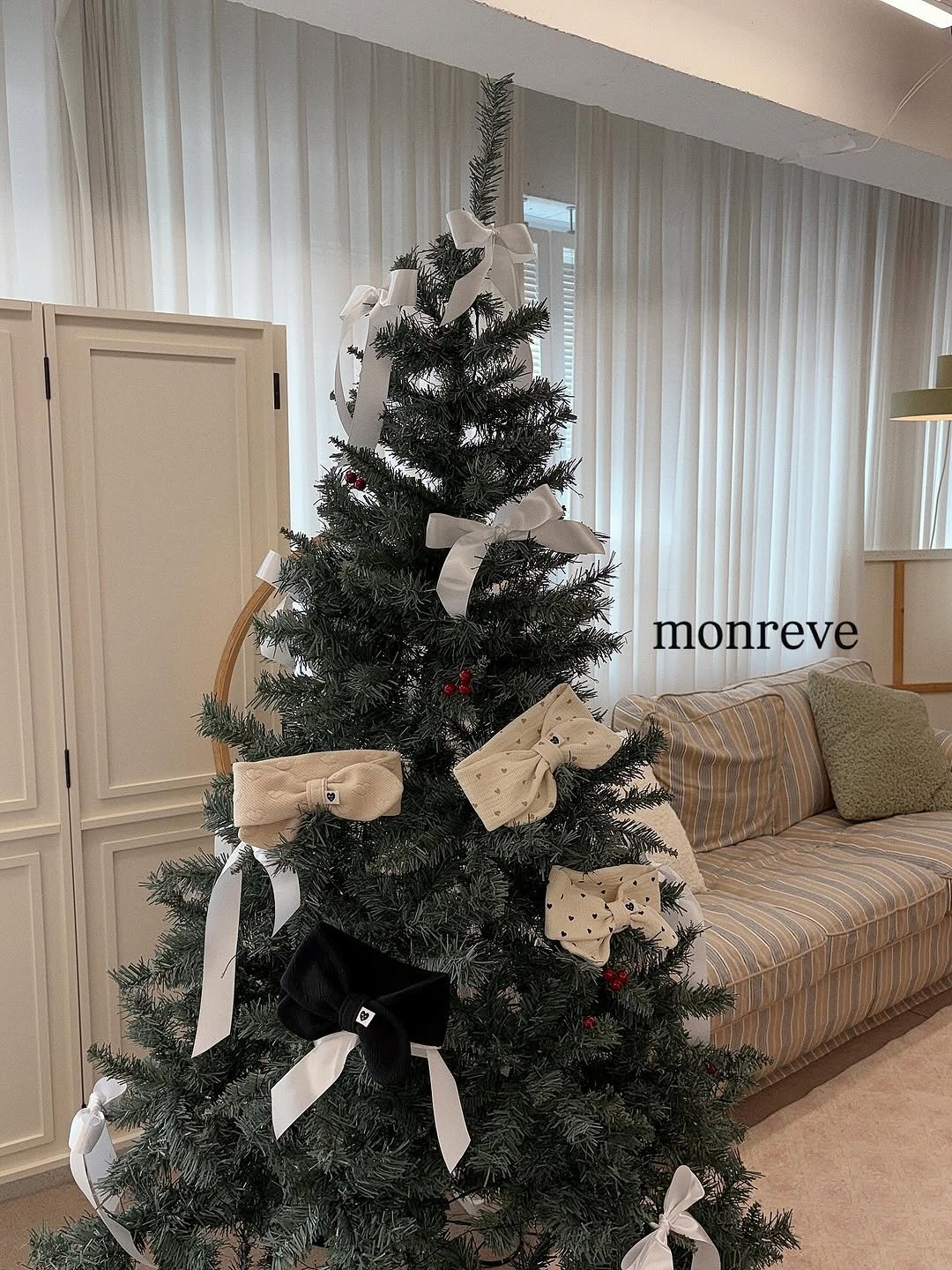 Photo by 𝐦𝐨𝐧𝐫𝐞𝐯𝐞 몽레브 on December 15, 2025. May be an image of christmas tree, sofa, tinsel, indoors and text that says 'monreve'.
