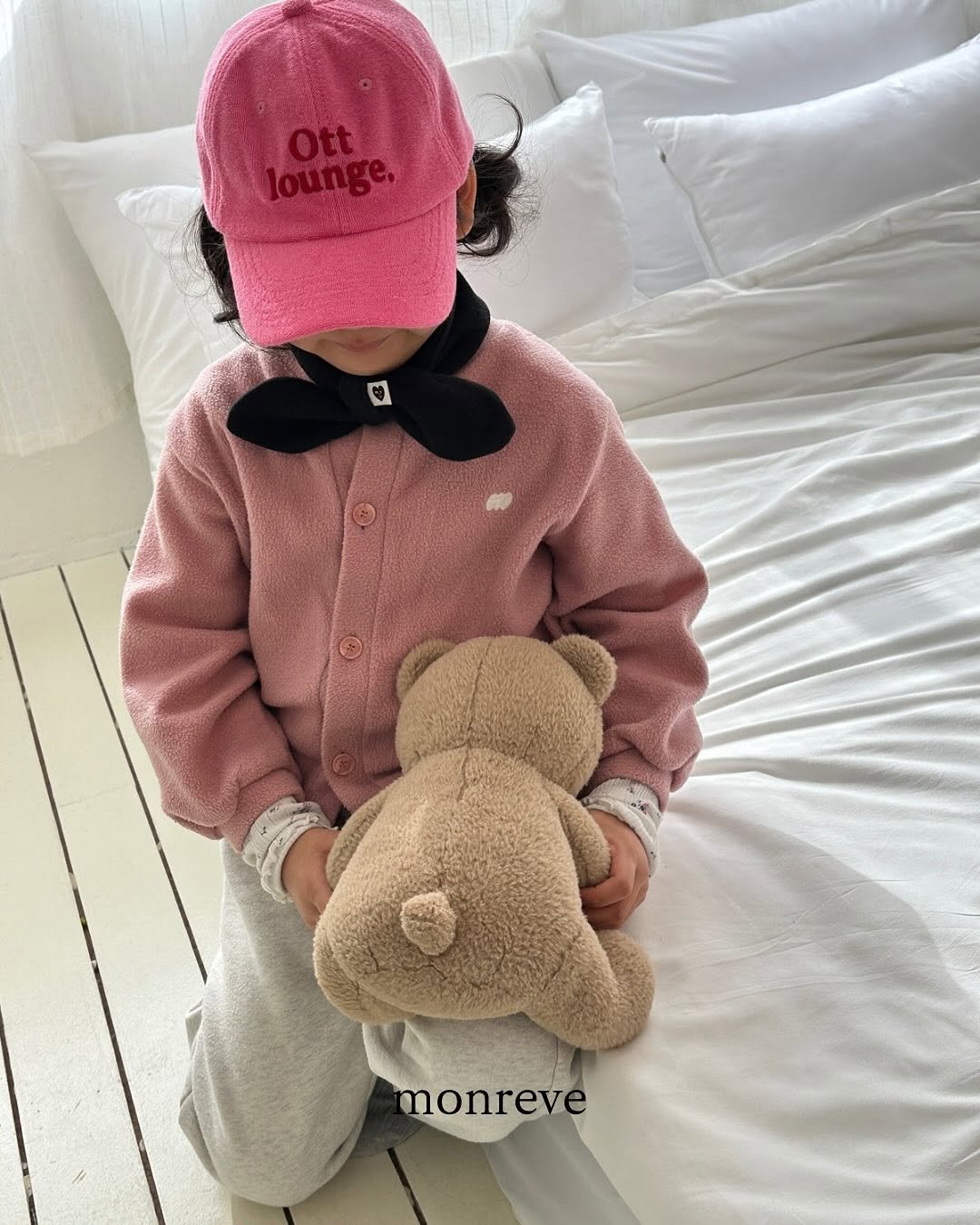 Photo by 𝐦𝐨𝐧𝐫𝐞𝐯𝐞 몽레브 on December 04, 2025. May be an image of duffle coat, sleepwear, hat, bath robe, blanket and text that says 'Ott lounge. monreve monreve'.