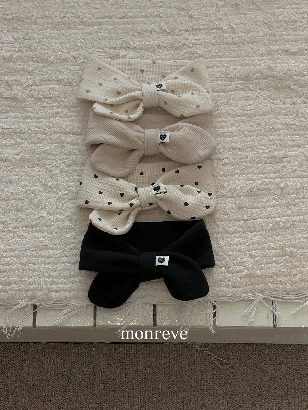Photo by 𝐦𝐨𝐧𝐫𝐞𝐯𝐞 몽레브 on November 30, 2025. May be an image of scarf, headscarf, headband, bow, bowtie, turban and text that says 'I'.