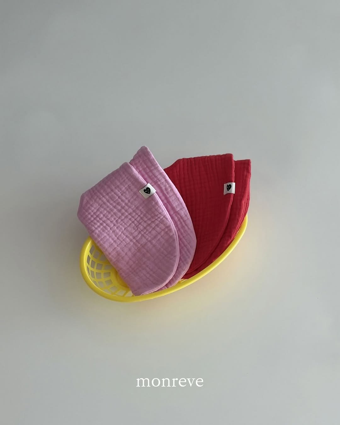 Photo by 𝐦𝐨𝐧𝐫𝐞𝐯𝐞 몽레브 on April 21, 2026. May be an image of potholder, pencil case, pouch, placemat and text that says 'u'.