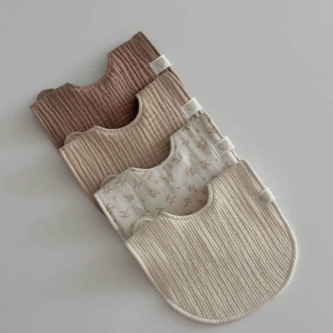 Photo by 𝐦𝐨𝐧𝐫𝐞𝐯𝐞 몽레브 on August 26, 2025. May be an image of Christmas stocking, pouch, baby shoes, potholder and text.