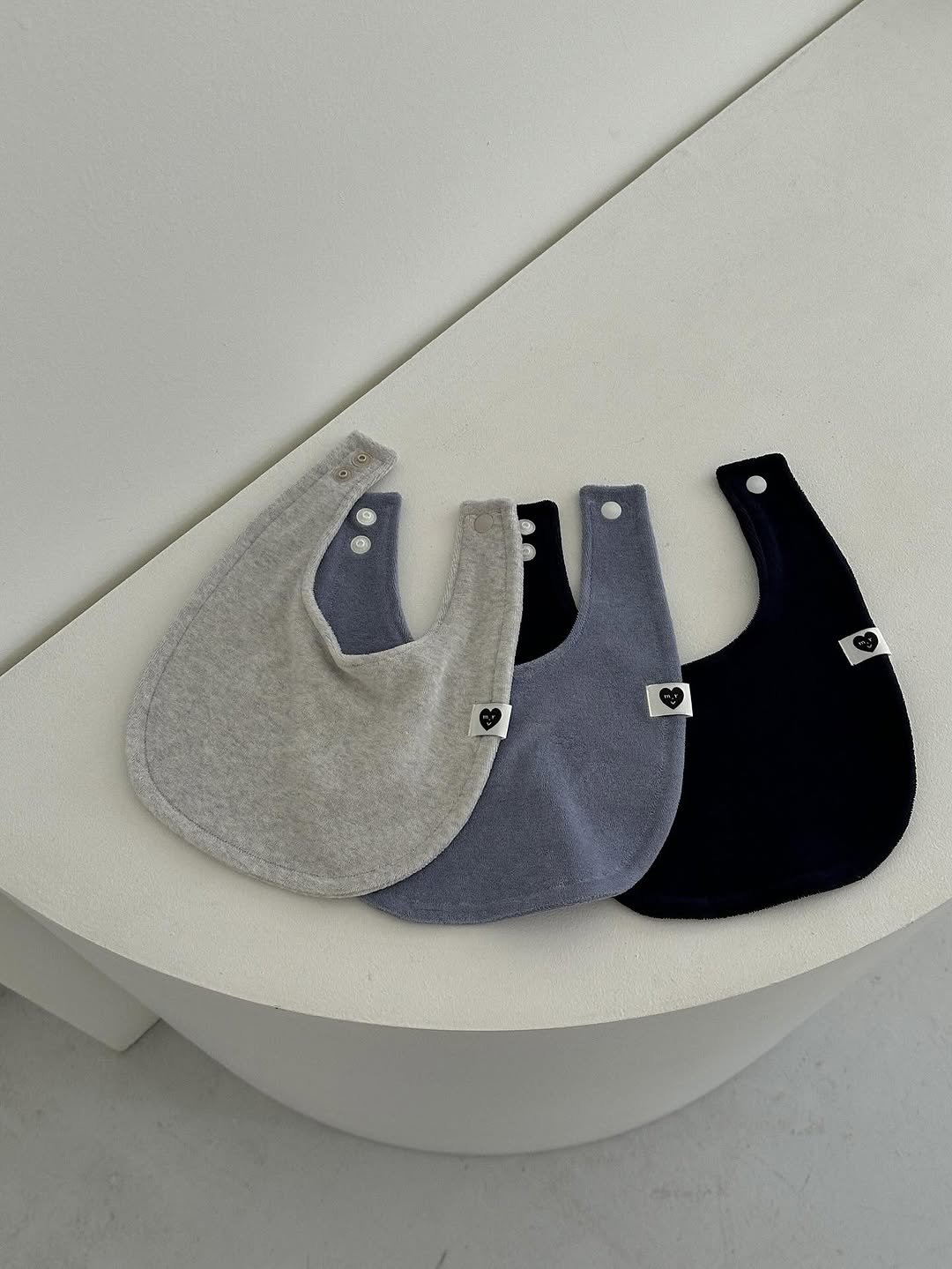 Photo by 𝐦𝐨𝐧𝐫𝐞𝐯𝐞 몽레브 on October 09, 2025. May be an image of face mask, fleece and text.