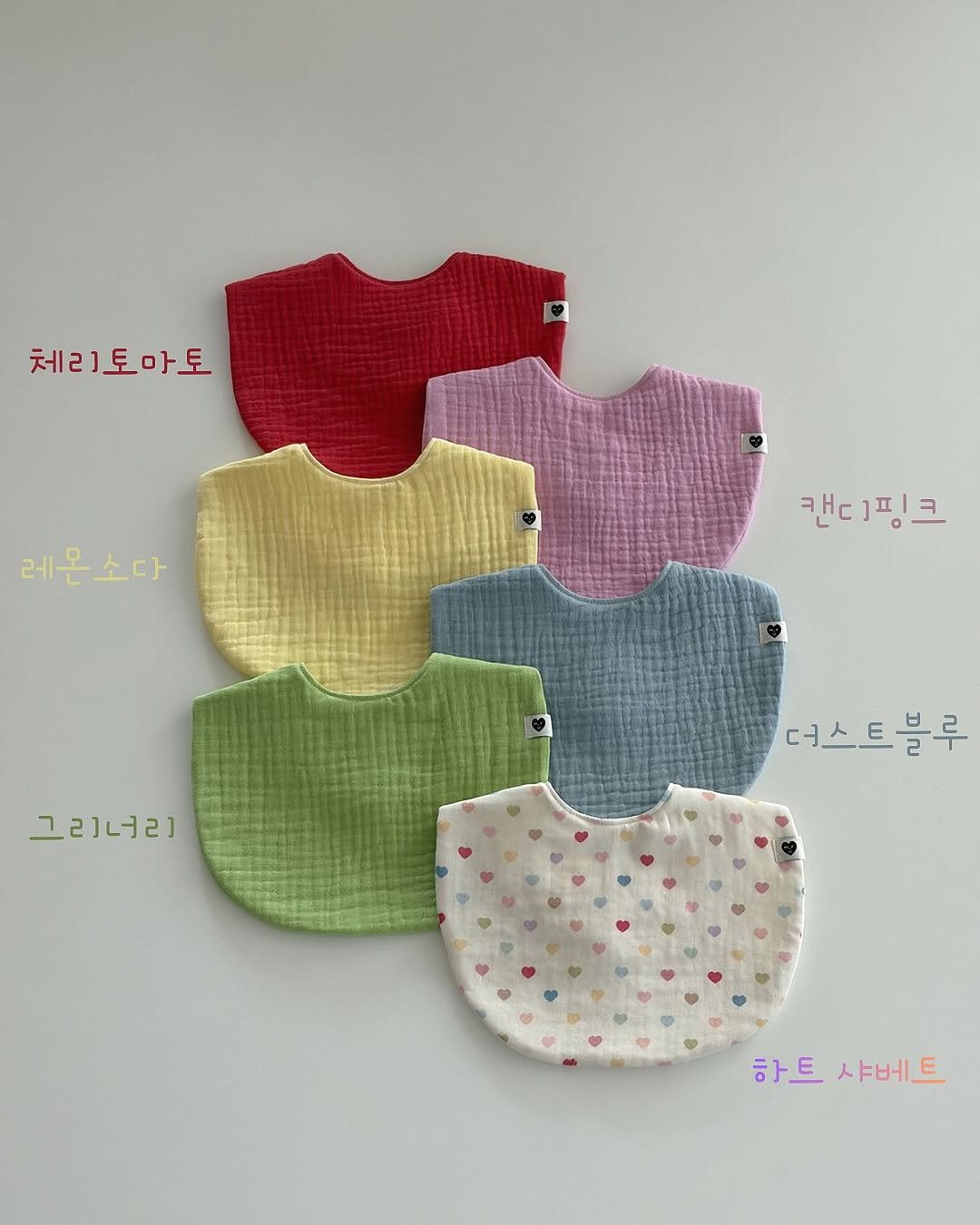 Photo by 𝐦𝐨𝐧𝐫𝐞𝐯𝐞 몽레브 on April 04, 2026. May be an image of diaper, face mask and text that says '체리토마토 레온소다 레온 소다 캔디핑크 캔 그리너라 더스트블루 하트샤베 하트 샤베트 E'.