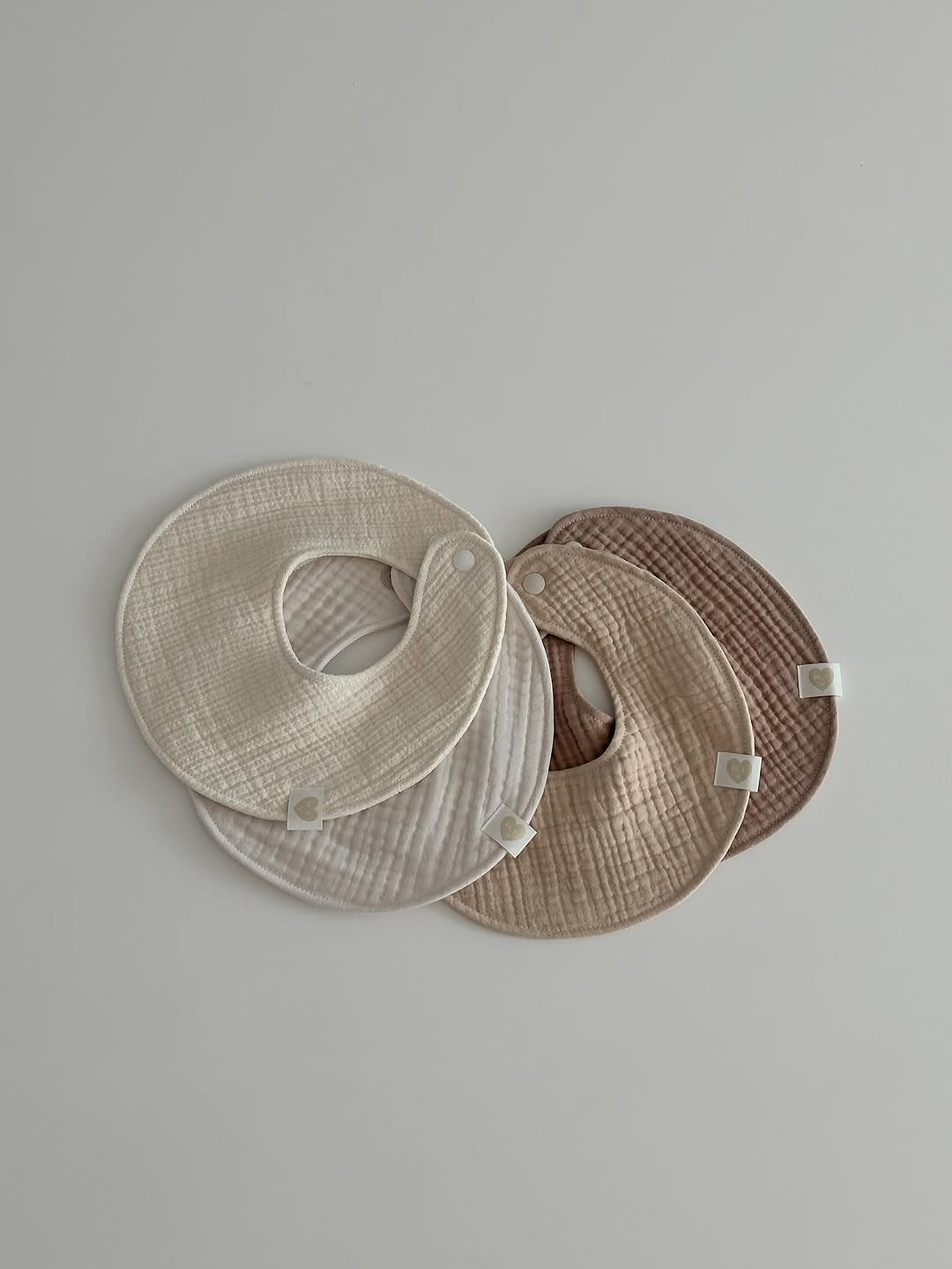 Photo by 𝐦𝐨𝐧𝐫𝐞𝐯𝐞 몽레브 on September 26, 2025. May be an image of napkin ring, placemat and text.