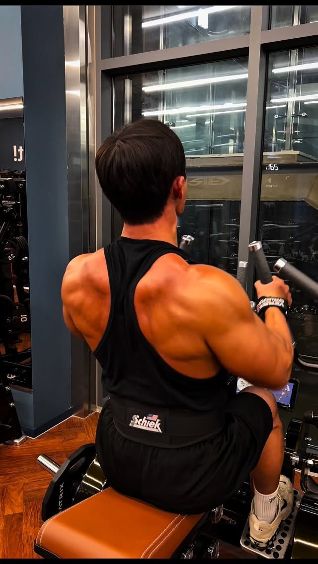 _moo_fit_ 게시물 이미지: 1.5배속 머신 투 암 로우💪🏻살이 두툼두툼하다 두툼두툼해🐷
