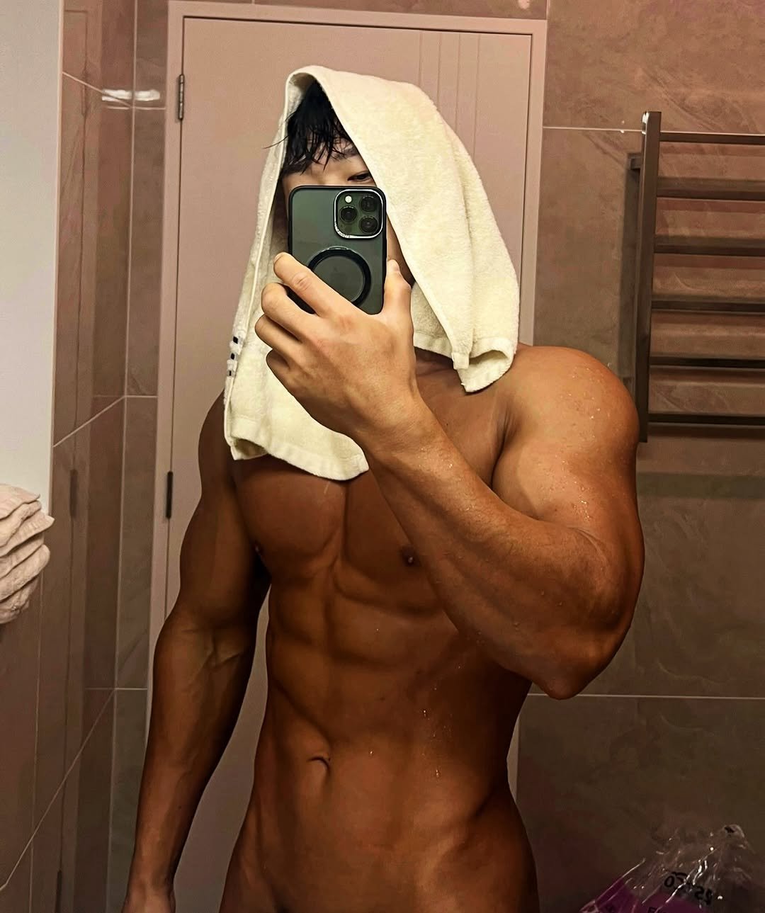 _moo_fit_ 게시물 이미지: 비행기12시간 탔다고 얼굴이 땡땡부어?🐷
