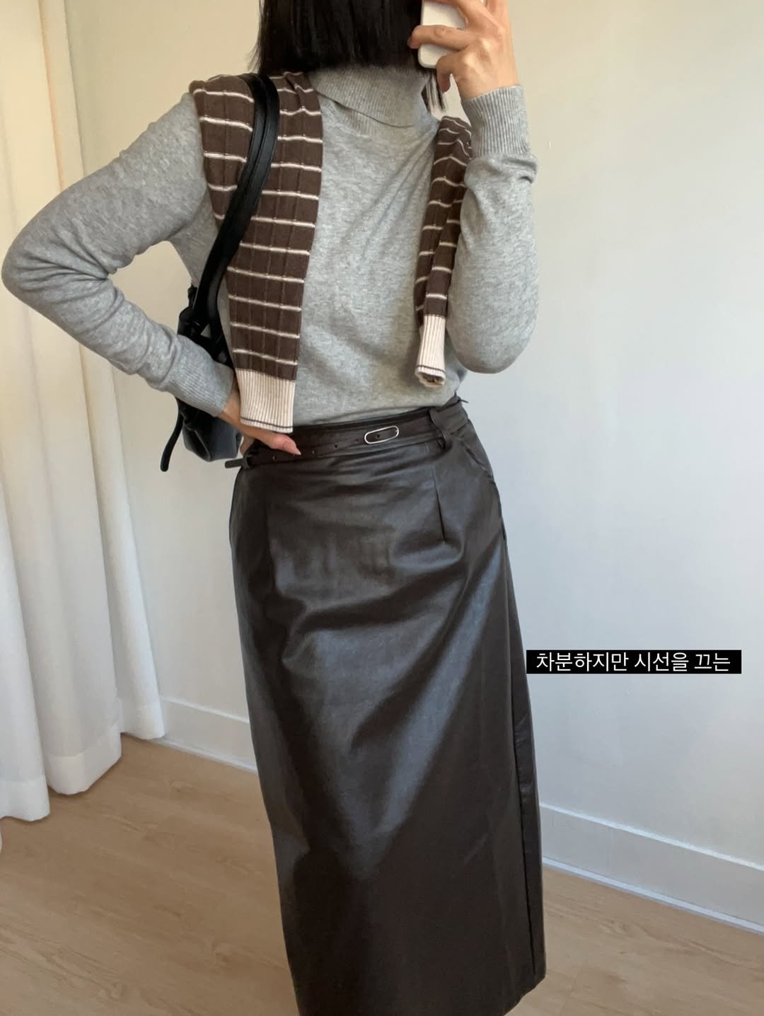 Photo by 무드혜 on December 05, 2025. May be an image of miniskirt, turtleneck and text.