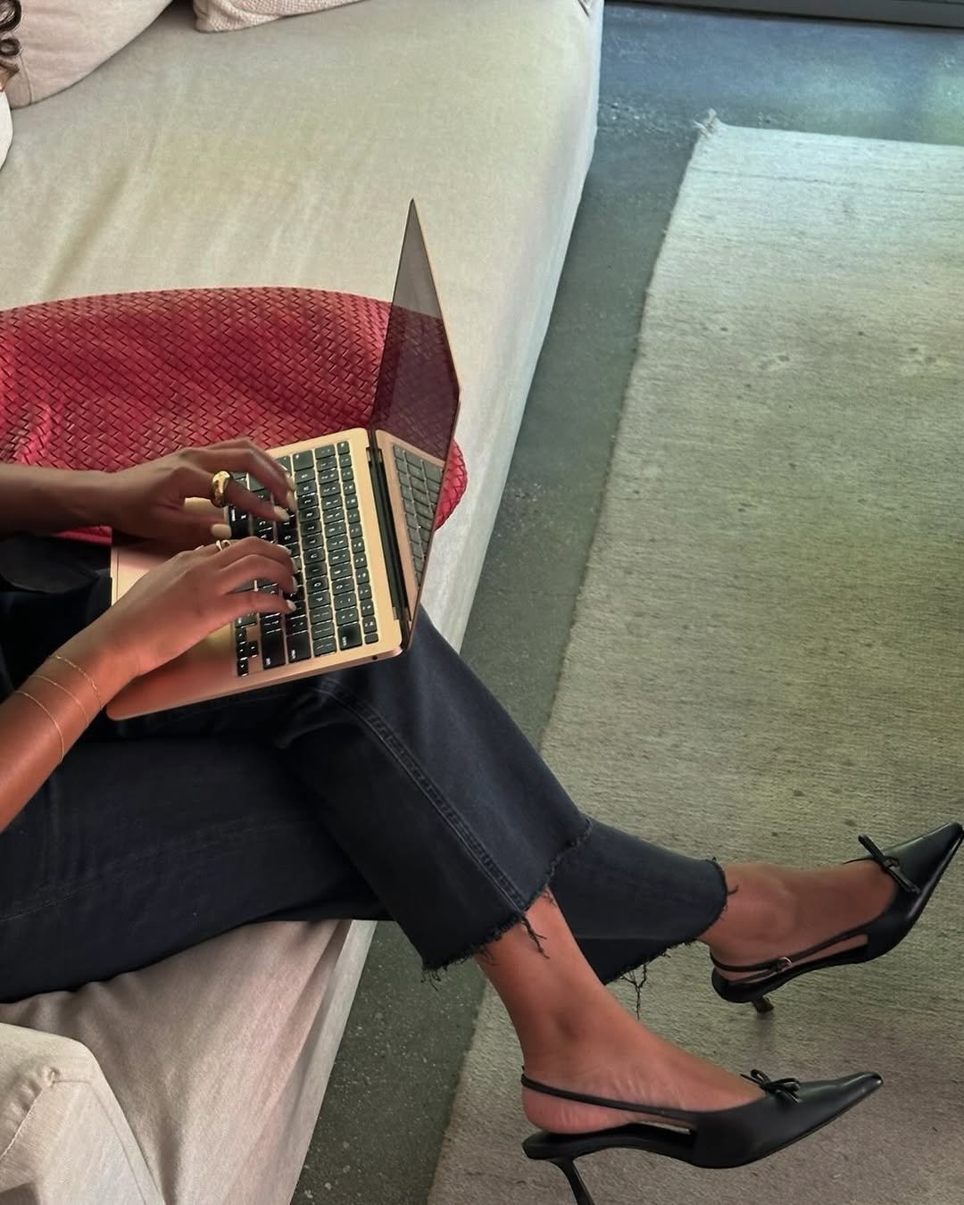 Photo by 무드혜 | 직장인룩 출근룩 데일리룩 on February 10, 2026. May be an image of leather, briefcase, slingback shoes, toecap shoes, high-heeled shoes, typewriter and text.