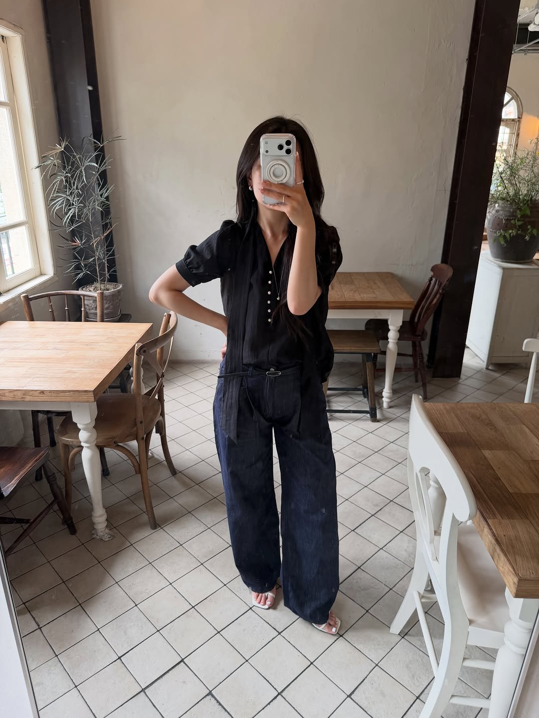 _moodhye 게시물 이미지: 퍼프 소매 블라우스와 와이드 데님의 조합은 말안해두 알죠?

와이드게임으로 편안함...