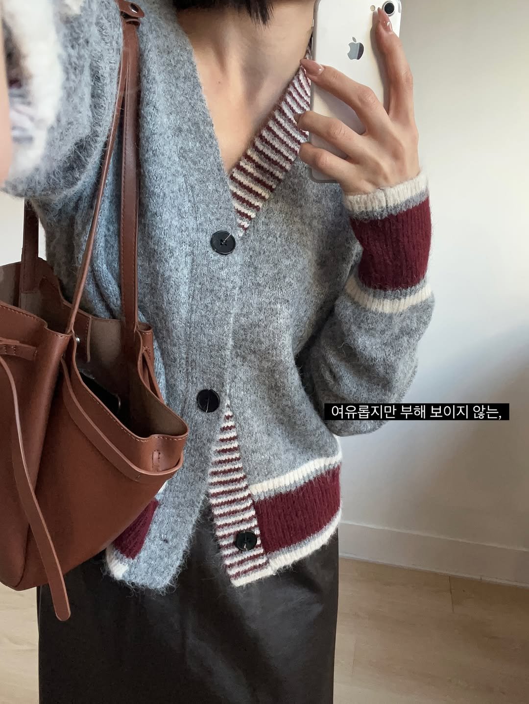 Photo by 무드혜 on December 03, 2025. May be an image of knit, cardigan, sweater and text.